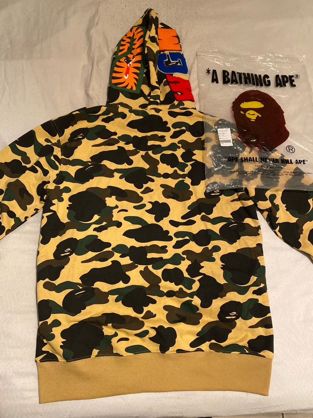 Bathing ape hoodie size L brand new - Picture 2 of 2